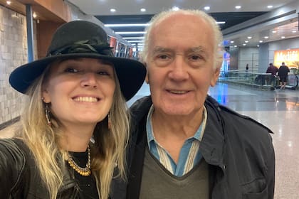Florencia junto a su padre, Hugo Bauzá, que le enseñó a ella y a sus hermanas a "elegir libremente, por vocación y no por mandato"