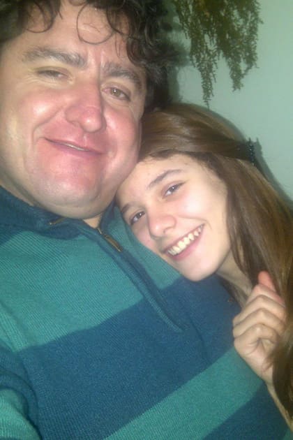 Florencia junto a su papá, antes de sufrir la agresión por la cual terminaría perdiendo la visión de su ojo derecho