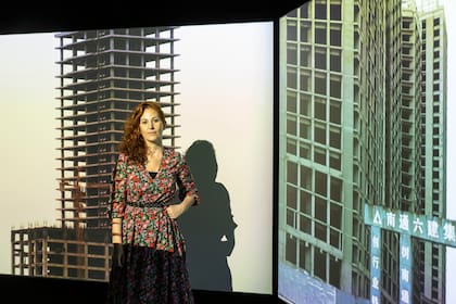 Florencia Levy con "Lugar fósil", una de las videoinstalaciones incluidas en la muestra