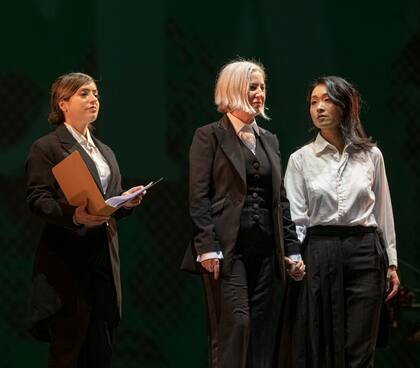 Florencia Machado, Mercedes Morán y la soprano coreana Yun Jung Choi, durante el ensayo