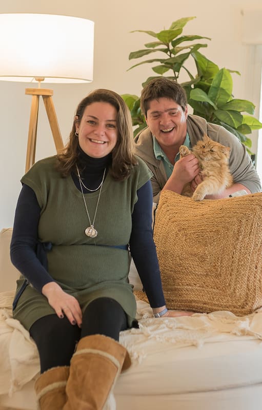 Florencia, Mariano y su gato Timoteo.