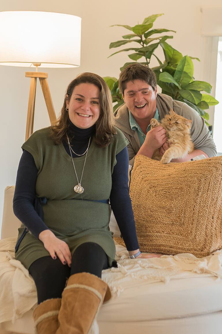 Florencia, Mariano y su gato Timoteo.
