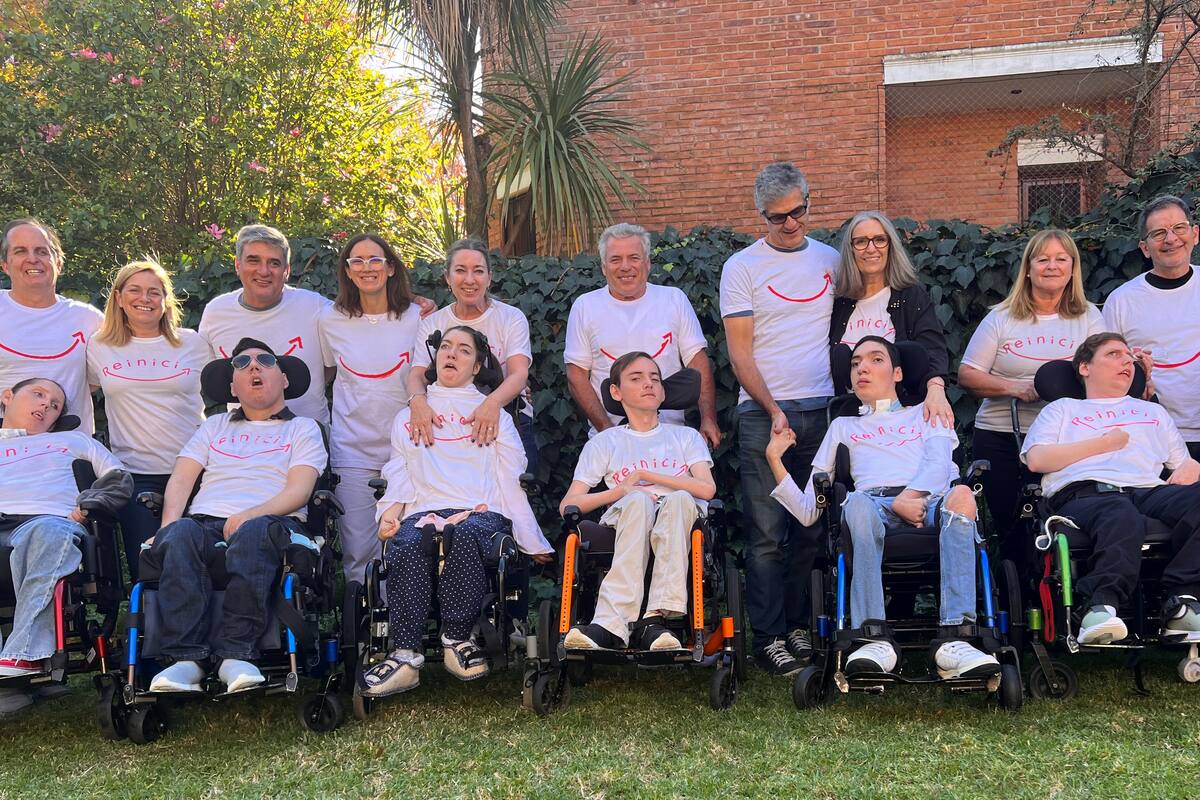 Florencia, Martín y Josefina (los primeros de la izquierda) acompañados de otras familias que son parte del proyecto Reinicia