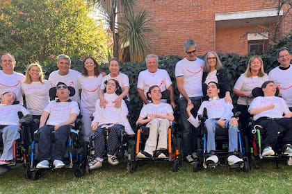 Florencia, Martín y Josefina (los primeros de la izquierda) acompañados de otras familias que son parte del proyecto Reinicia