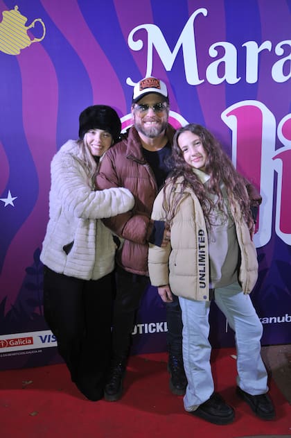 Florencia Otero, Germán Tripel y su hija Nina recorrieron la experiencia inmersiva de Maravillosa Alicia. Uno de los diferenciales de la propuesta es ALI, presentada por sus creadores como la primera guía narrativa del mundo que funciona directamente por WhatsApp, sin necesidad de descargar aplicaciones ni utilizar dispositivos especiales. Durante el recorrido, ALI desbloquea contenido, propone desafíos y sostiene un juego interactivo que evoluciona a medida que el visitante avanza