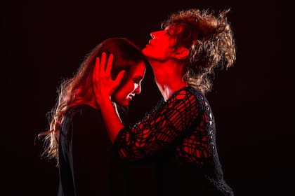 Florencia Otero y Esther Goris, en La habitación de Verónica