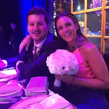 Florencia, pareja de Rodrigo Messi, el hermano de Leo, se quedó con el ramo de la novia (Foto: Instagram @rodrigo.messi10)