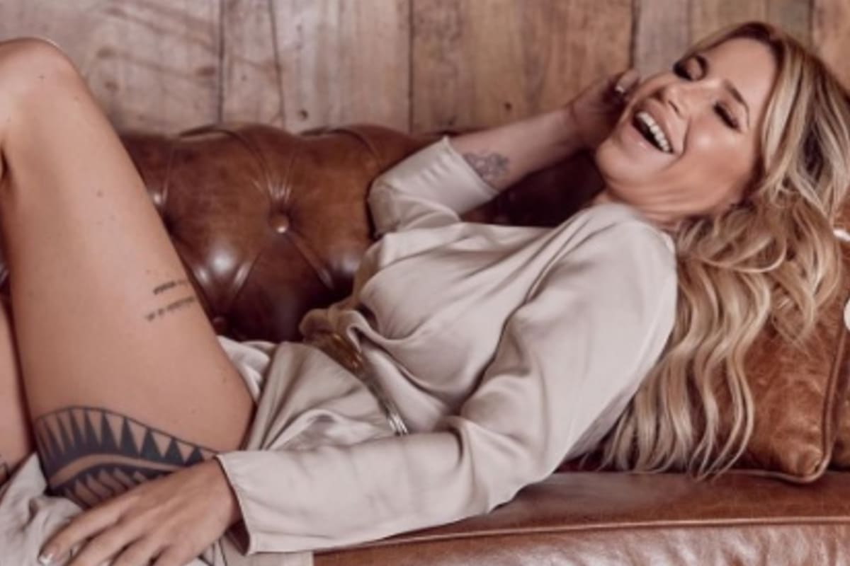 Florencia Peña posó sensual en un sillón que sorteó entre sus seguidores.