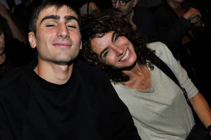 Florencia Raggi junto a su hijo dijo presente en la función especial del musical Querido Evan