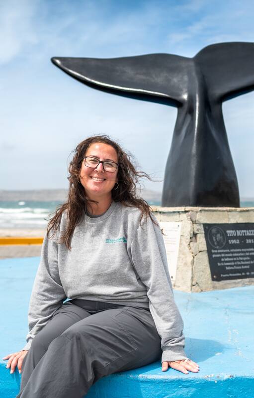 Florencia van Gelderen con el monumento que recuerda a su papá y a otros pioneros de la zona