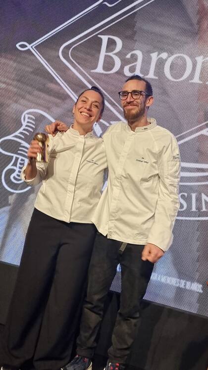 Florencia y Emanuel, al recibir el premio