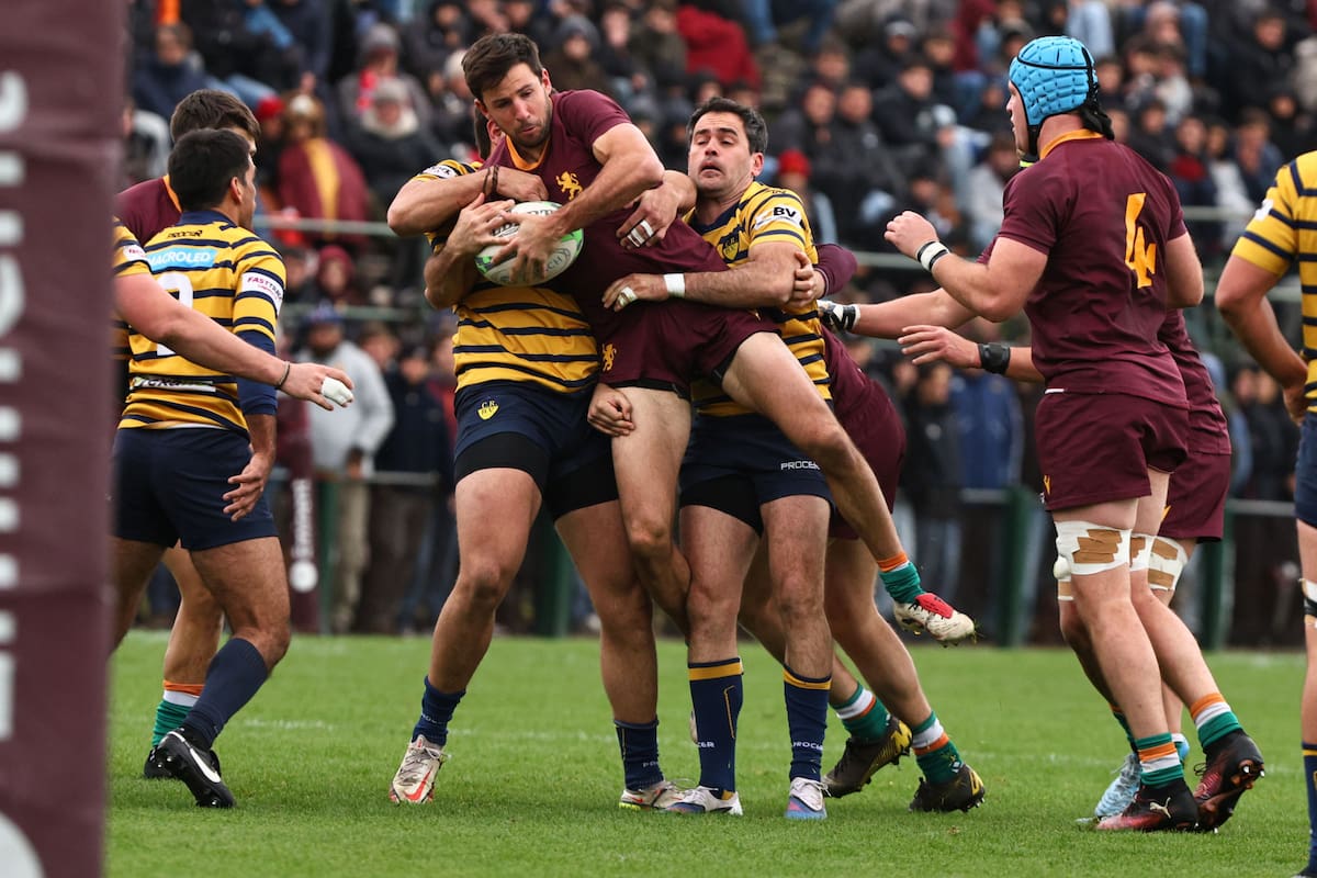 Florencio Llerena lleva la pelota para Newman, que logró imponerse a Regatas Bella Vista 40-17, por el Top 14 de URBA