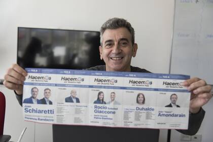 Florencio Randazzo, candidato a vicepresidente, muestra su boleta de Hacemos por Nuestro País