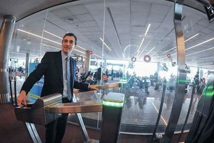 Florencio Randazzo presentó puertas automáticas para entrar y salir del país