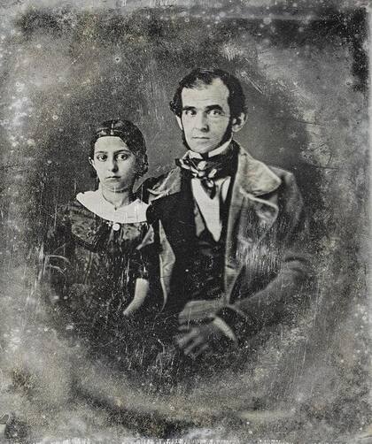 Florencio Varela en 1847, posando con su hija María en uno de los primeros daguerrotipos que se tomaron en el Río de la Plata.