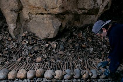 Florent Bastaroli ordena tibias y calaveras en las Catacumbas de París left, at work restoring the catacombs in Paris, el 19 de marzo último. (Dmitry Kostyukov/The New York Times)