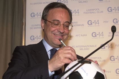 Florentino Perez en la inauguración de la sede del G-14 en noviembre de 2002, en Bruselas; hoy, el presidente de Real Madrid también lidera la flamante Superliga