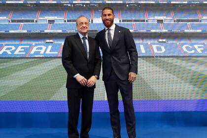 Florentino Pérez y Sergio Ramos en el homenaje de Real Madrid a su capitán en su despedida al cabo de 16 años; en 2021 se da una situación parecida a las de 2003 y 2018.