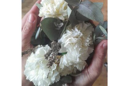 Florero aromático con claveles blancos, lavandas y ramas de eucaliptus. Una delicia para cualquier rincón del hogar.
