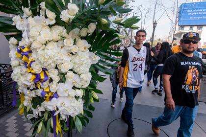 Flores, camisetas y remeras fueron una constante en el triste lunes de Los Ángeles.