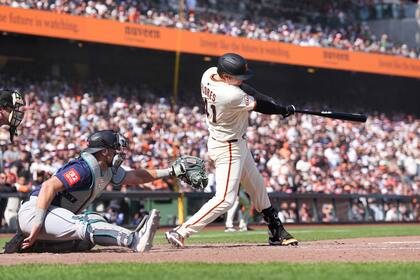 Flores conecta sencillo decisivo y Gigantes vencen 5-4 a Marineros para barrer la serie