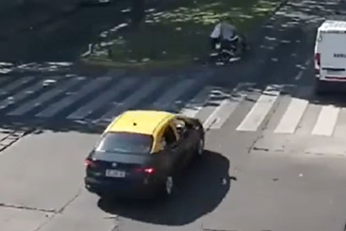 Flores: dos motochorros asaltaron a una mujer de 77 años y un taxista los atropelló para que no escaparan