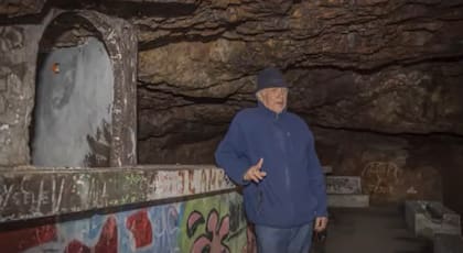 Flores, en 2016 visitó los restos del club dentro de la cueva y lo encontró grafiteada y lleno de basura (Foto: YouTube)