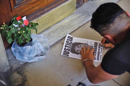Flores en la puerta de la casa de Fernando Báez Sosa