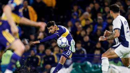 Flores encara y prueba al arco ante Talleres; así, llegó a su gol para el 2-1 de Boca