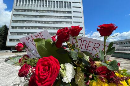 Flores frente al hospital donde está el primer ministro eslovaco Robert Fico tras ser víctima de un atentado, en Banska Bystrica, Eslovaquia, el 18 de mayo de 2024. (AP Foto/Lefteris Pitarakis)