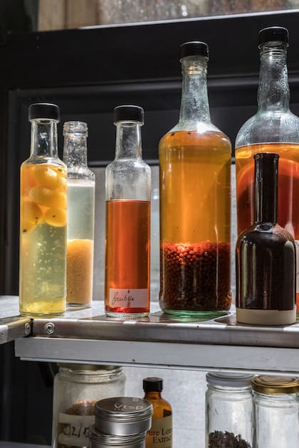 Flores, frutas, especias y aromáticas son protagonistas de la alquimia que transforma sus esencias en ácido acético con el sello Müller & Wolf.