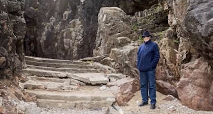 Flores fuera de la gruta que había convertido, 50 años antes, en un balneario y un boliche (Foto: YouTube)