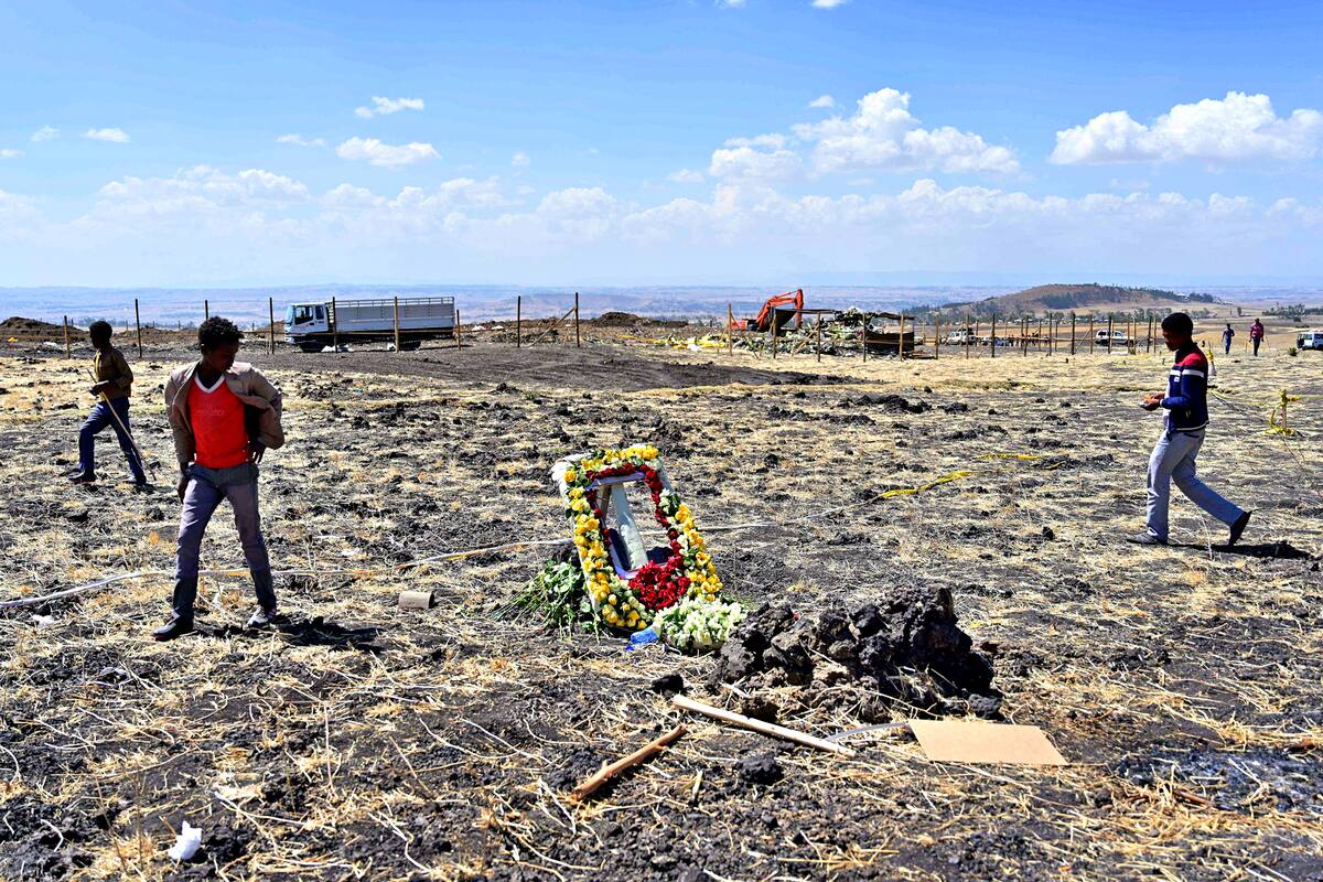 Flores para conmemorar las víctimas en el sitio del accidente