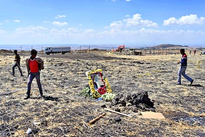 Flores para conmemorar las víctimas en el sitio del accidente