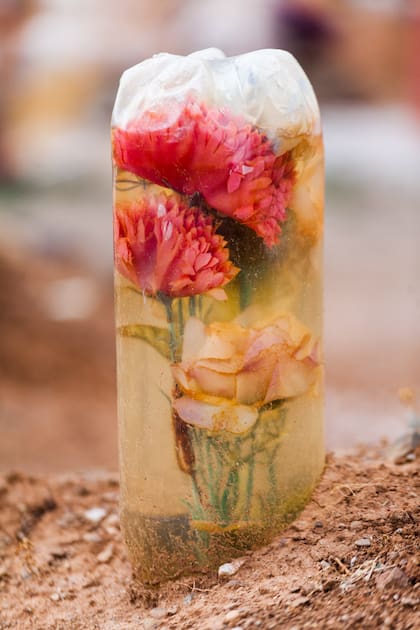 Flores, rosarios y cruces son algunas de las ofrendas en el cementerio de Santa Catalina.