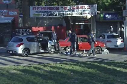 La policía persiguió y detuvo los secuestradores en Ituzaingó; la chica, sin vida, fue hallada en el asiento trasero del vehículo en el que huyeron