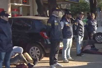 Hay dos detenidos por el crimen y la policía busca al resto de la banda