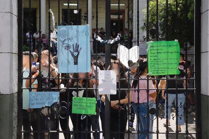 Las amigas y compañeras pegaron carteles en la puerta de la escuela