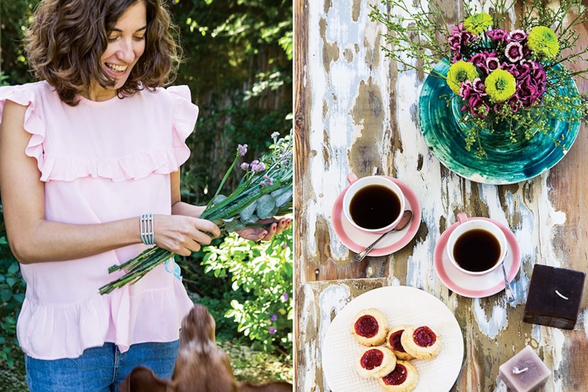 Flores, velas, vajilla y hasta galletitas: todo juega a favor del color en esta casa