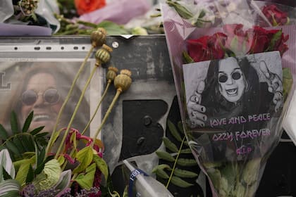 Flores y mensajes dejados por fans para conmemorar la muerte de Ozzy Osbourne en el puente Black Sabbath en Birmingham, el miércoles 23 de julio de 2025. (Foto AP/Kin Cheung)