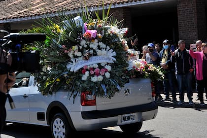 Flores y recuerdos para el último adiós al animador infantil