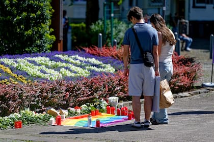 Flores y velas son colocadas el domingo 25 de agosto de 2024, cerca del lugar del ataque mortal del viernes durante las celebraciones del 650 aniversario de la ciudad en el centro de la ciudad de Solingen, Alemania. (Thomas Banneyer/dpa via AP)