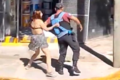 El instante previo a que una mujer intentara quitarle el arme reglamentaria a un Policía de la Ciudad en Floresta