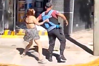 Floresta: una mujer agredió a un Policía de la Ciudad, intentó quitarle el arma e invitó a otros agentes a pelear