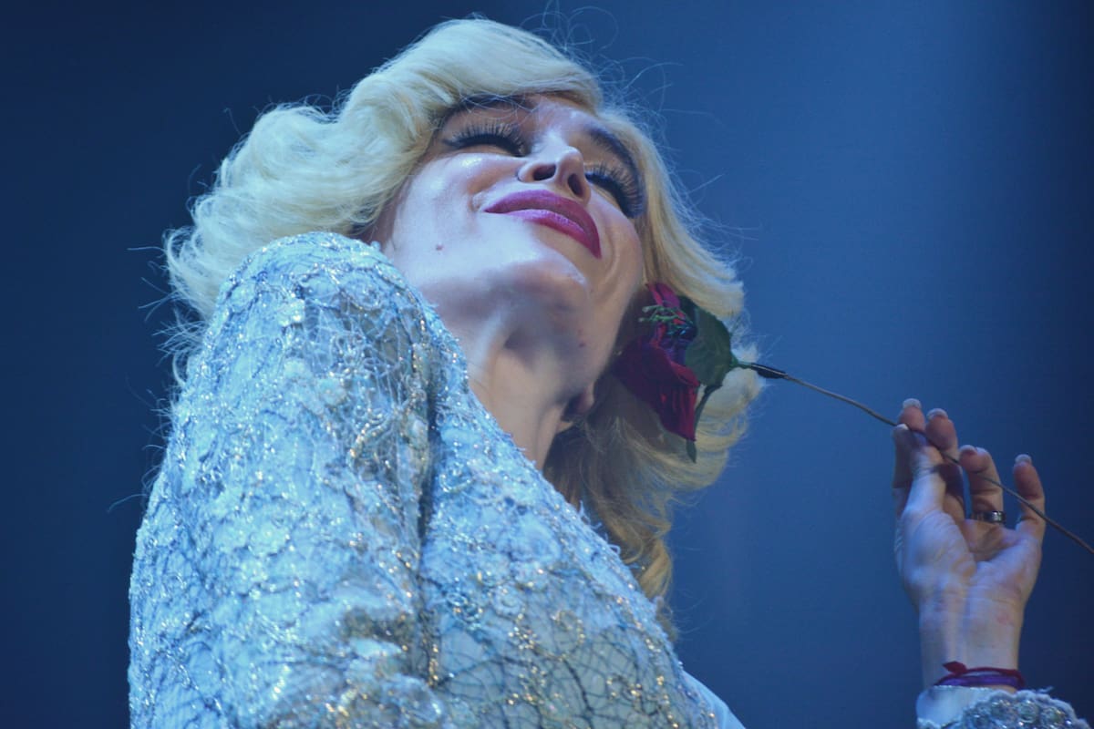 Florez lee muchos diarios: "Soy como la Chiqui Legrand, sé vida y obra de todos"