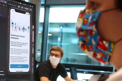 Florian Heretsch y Emil Voutta, del equipo de desarrollo del gigante de software SAP, trabajan en la aplicación oficial de rastreo de coronavirus del gobierno alemán