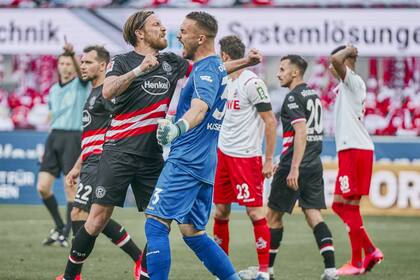 Florian Kastenmeier festeja el penal atajado