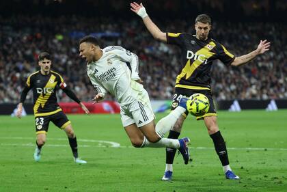 Florian Lejeune levanta los brazos clamando inocencia, ante el grito de su compatriota Mbappe