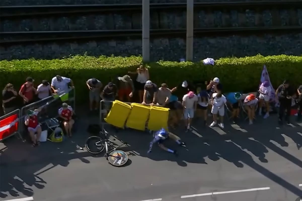 Florian Lipowitz terminó debajo de un vallado, contra un cordón, en la 16a etapa del Tour de France y sufrió una fractura