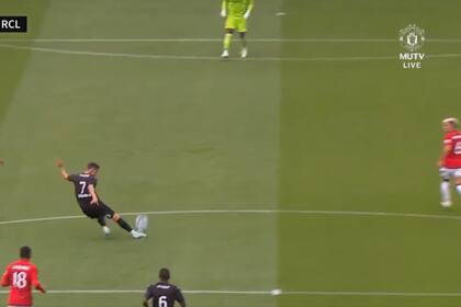 Florian Sotoca intercepta un pase entre los defensores de Manchester United, intenta anotar desde el círculo central y abre el marcador para Lens en Old Trafford.
